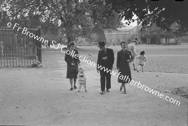 DUBLIN ZOO DR.R.WHITE JNR & FAMILY